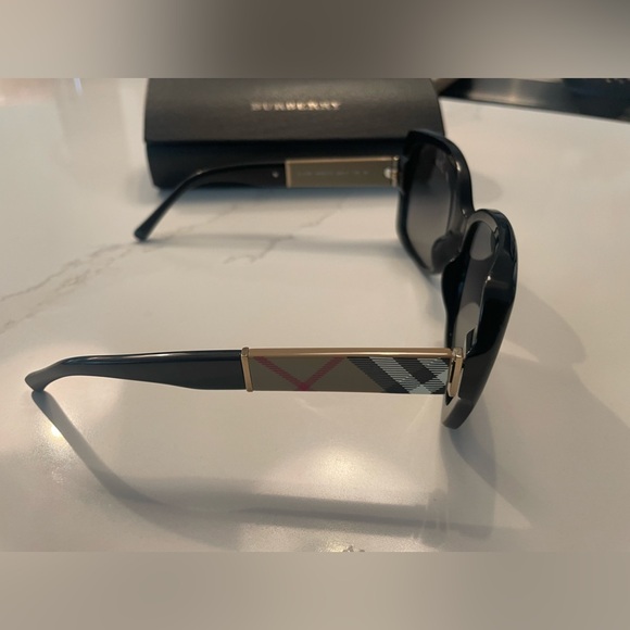 Burberry sunglasses - Picture 3 of 6